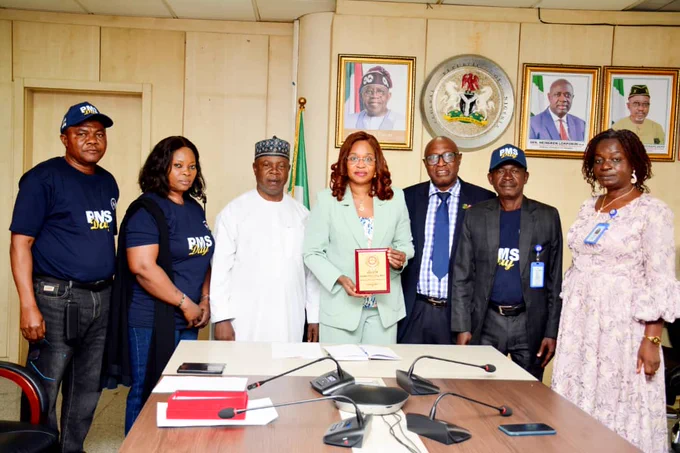 The Permanent Secretary MPR. Mrs. Patience N. Oyekunle (center) displaying  the Plague of  Servicom MDA's  Award of 2nd Best Performing MSU Team B and flanked by some Directors and management staff of the Ministry during the award ceremony in Abuja.