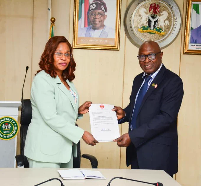 The Permanent Secretary MPR. Mrs. Patience N. Oyekunle (left) receiving Letter of Commendation from the Deputy Director and Head of the Reform Coordination and Service Improvement (RC&SI) Unit Mr. Akinwumi Akintan during the award ceremony in Abuja.
