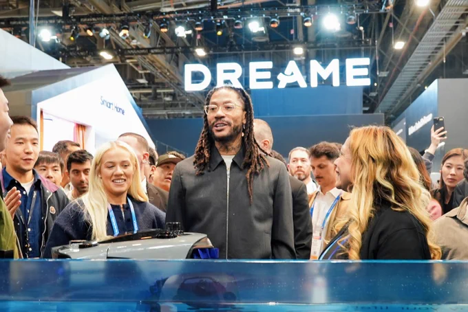 Derrick Rose visits the Dreame Pool booth