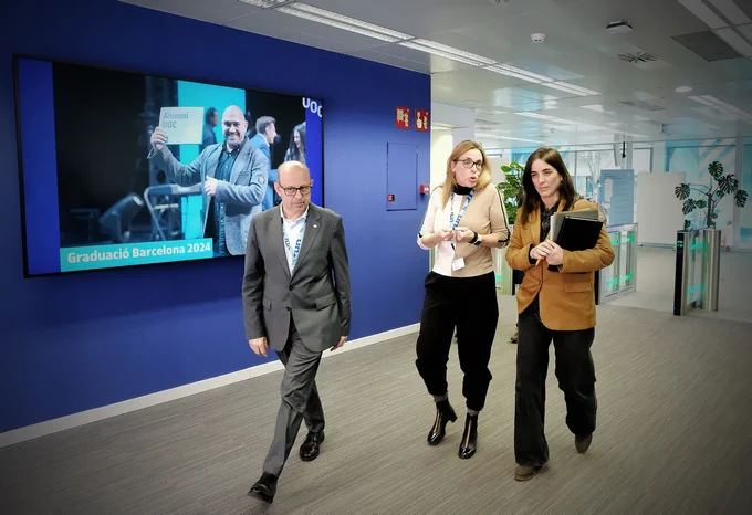 La consellera Núria Montserrat visita la Universitat Oberta de Catalunya i es troba amb la rectora Àngels Fitó