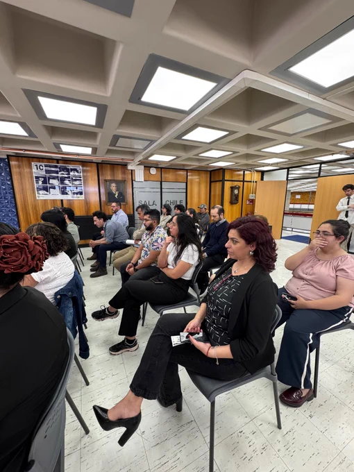 Asistentes escuchan presentación de libro sobre historia de las y los trabajadores en Sala Chile, lugar donde se efectuó la presentación del texto.