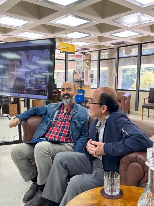 Autor y uno de los académicos que presentaron libro sobre historia de las y los trabajadores conversan con asistentes a Sala Chile, lugar donde se efectuó la presentación del texto.
