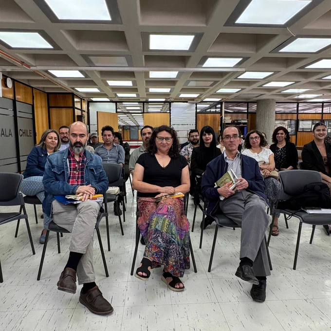 Fotografía grupal de quienes participaron en Autor y uno de los académicos presentación de libro sobre historia de las y los trabajadores realizada en Sala Chile.