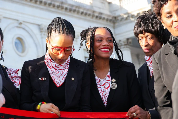 Rep. Lee poses with other Delta members.