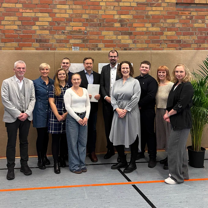 Bildungsminister Steffen Freiberg (5.v.r.) mit vielen Vertreterinnen und Vertretern aus Oder-Spree, Erkner und der Schule. 