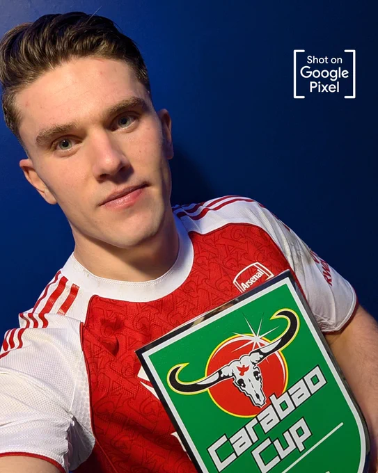 Viktor Gyokeres takes a selfie with the Carabao Cup POTM award
