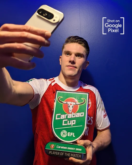 Viktor Gyokeres takes a selfie with the Carabao Cup POTM award