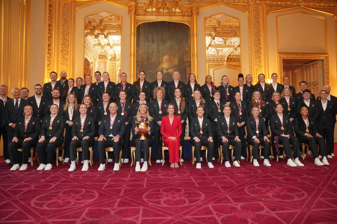 HRH The Princess of Wales and the Rugby World Cup-winning 2025 Red Roses squad pose for a photo