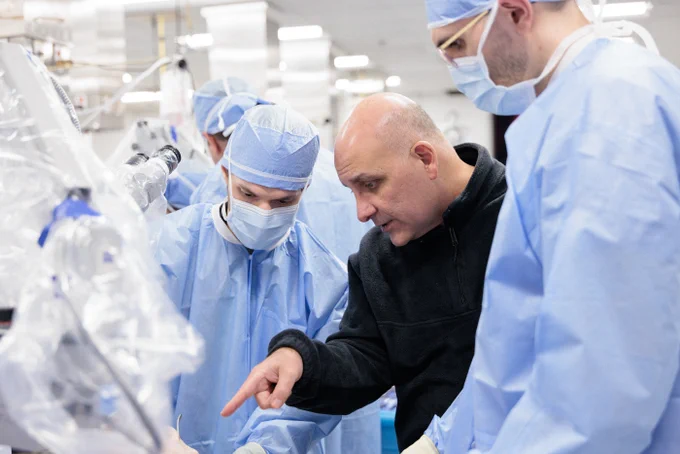 Photo of Dr. David providing instruction the course participants in the lab