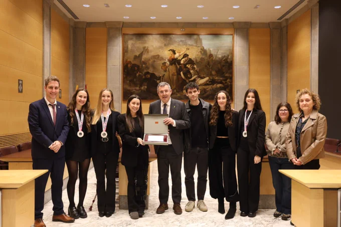 Fotografia de família amb el president de la Diputació de Girona, Miquel Noguer, i el diputat d'Esports, Jordi Masquef.