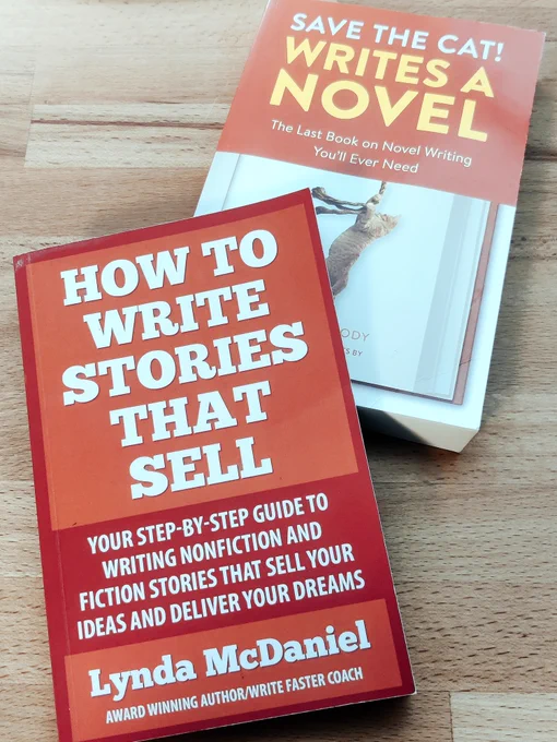 The picture shows the two books "How to write stories that sell" and "Save the cat! Writes a Novel". Both are about storytelling.