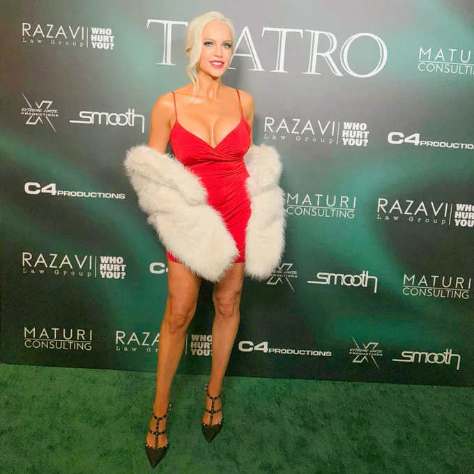 Elle Monroe 