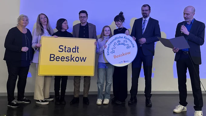 Übergabe der Plakette "Kinderfreundliche Kommune" an die Stadt Beeskow mit Jugendminister Steffen Freiberg (2.v.r.).