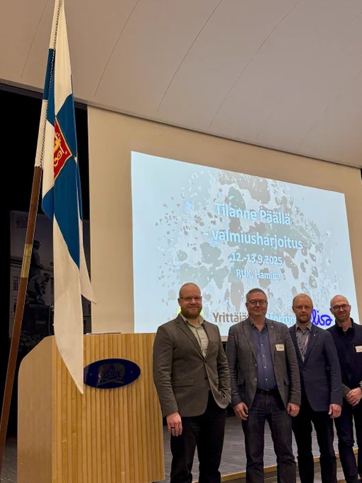 Kuvassa Jarkko Karonen (Fortum), Jaakko Wallenius (Elisa), Kai Valonen (Fortum) ja Jarkko Similä (Elisa)