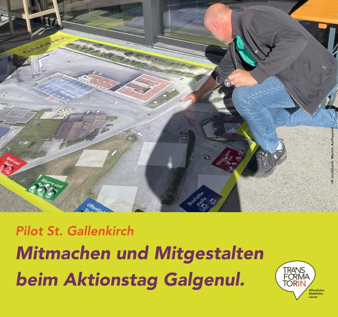 Abbildung: Großer Bodenplan des Ortsteils Galgenul, verschiedene Gestaltungselemente am Rand. Ein Mann platziert eine Gestaltungsidee am Bodenplan
Überschrift: Mitmachen und Mitgestalten beim Aktionstag Galgenul
Subline: Pilot St. Gallenkirch
Logo: Transformator:in, Logozusatz: öffentlicher Mobilitätsräume
