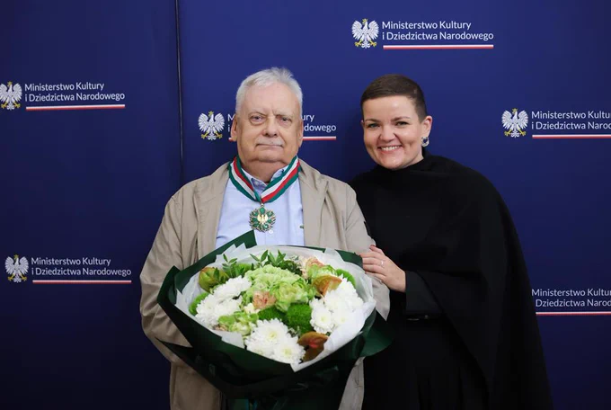 Andrzej Sapkowski z ministrą kultury Marta Cienkowską.