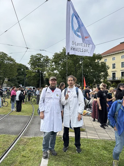 Zwei Aktivisten von Scientist Rebellion