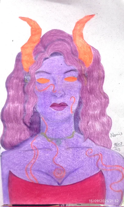 Um desenho de uma mulher até o colo do peito, com chifres e sem iris nos olhos. Ela tem a pele roxa e cabelos ondulados avermelhados. Ela contém muitas marcas onduladas ao redor do corpo. Além de usar uma vestimenta vermelha que realça seus seios fartos.
