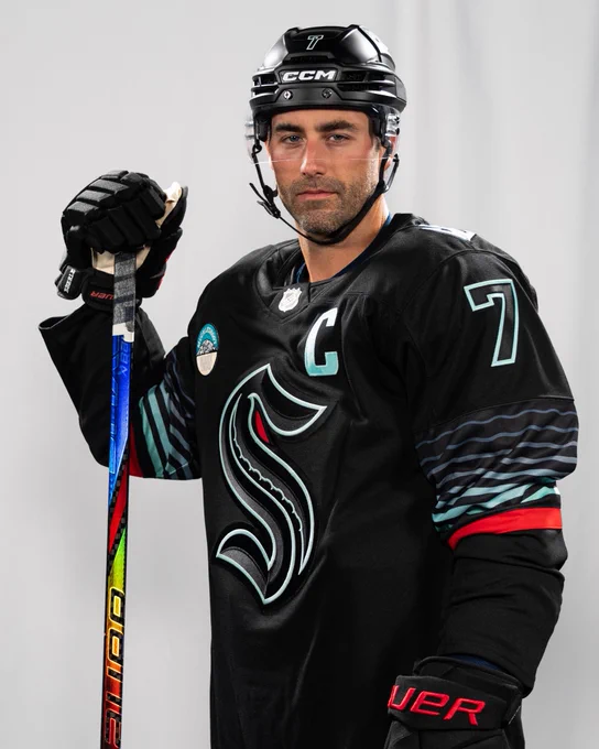 Photo of end in third jersey.
