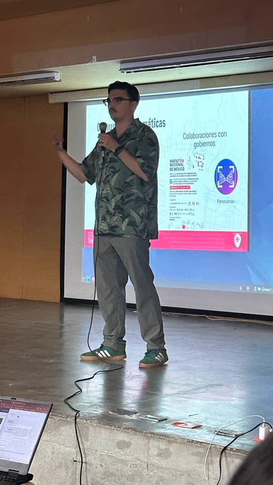 Yo presentando en el escenario