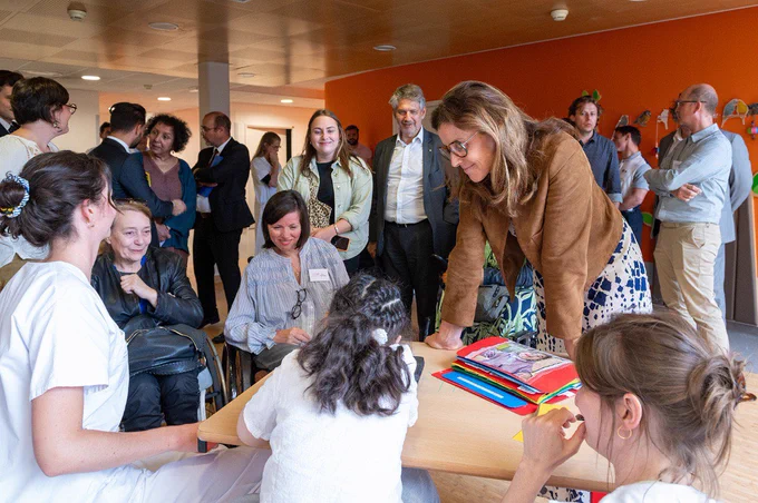 Photographie de la ministre lors de son déplacement à Techlab.