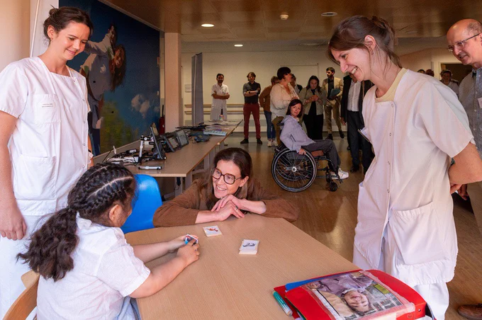 Photographie de la ministre lors de son déplacement à Techlab.