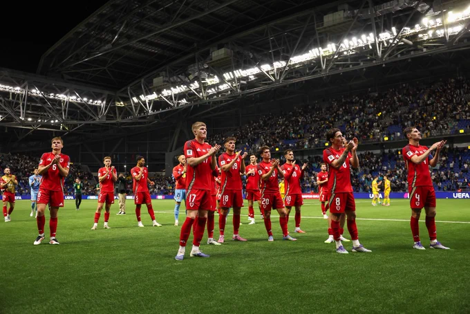 Cymru players applaud The Red Wall.
