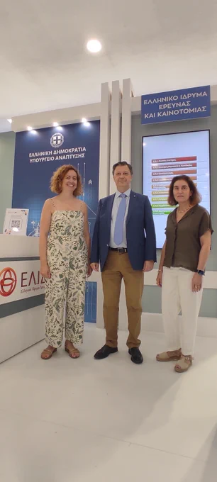 (δεξιά) Τα Μέλη του Επιστημονικού Συμβουλίου του ΕΛ.ΙΔ.Ε.Κ., ο Καθ. Βασίλειος Μπαμπίδης και η Καθ. Γεωργία Ανδρέου μαζί με τη Διευθύντρια του Ιδρύματος, τη Δρ Κατερίνα Κουραβέλου.