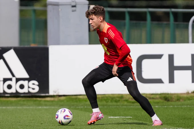 Lewis Koumas at Cymru training.