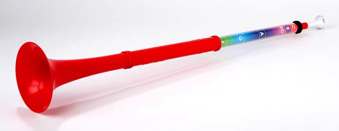 ・ベルサイズ：約13cm
・縮めた際の長さ：約55cm
・伸ばした際の長さ：約81cm
・軽量（約230g）
・スライド演奏が簡単
・色付けされたスライドでノート位置を確認
・スライドに音階と番号を記載
・pBone と pTrumpet の中間のピッチ
・高い耐久性
・衛生的な BioCote®（バイオコート）抗菌マウスピース
・取り外し可能なマウスピース（スモールシャンクトロンボーン・マウスピースに対応）
・イギリス製