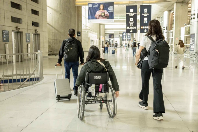 Héritage des Jeux, la possibilité offerte aux voyageurs qui le souhaitent de conserver leur fauteuil roulant personnel tout au long de leur parcours en aérogare pour ainsi préserver leur confort et leur autonomie. 
