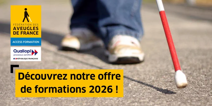 Zoom les jambes d'une personne déficiente visuelle en marche avec sa canne blanche. 