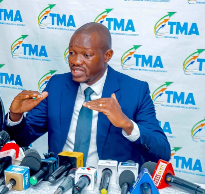 Pia  mtawanyiko wa mvua unaotarajiwa kuwa usioridhisha hususan katika maeneo ya pwani ya kaskazini na nyanda za juu kaskazini mashariki.

Hayo yalisemwa na Kaimu Mkurugenzi Mkuu wa TMA na Makamu Mwenyekiti wa Jopo la Kimataifa la Sayansi ya Mabadiliko ya Hali ya Hewa na Tabianchi (IPCC) Dkt. Ladislaus Chang’a wakati wa mkutano na vyombo vya habari kuhusiana na mwelekeo wa msimu wa mvua za Vuli (Oktoba hadi Disemba 2025), Dar es Salaam,Tarehe 11 Septemba 2025.

 “Mvua zinatarajiwa kuanza wiki ya kwanza na ya pili ya Oktoba, 2025 katika maeneo ya mikoa ya Kagera, Geita, Mwanza, Mara na kaskazini mwa mkoa wa Kigoma na kusambaa katika maeneo ya pwani ya kaskazini na nyanda za juu kaskazini mashariki wiki ya kwanza na ya pili ya mwezi Novemba 2025. Mvua zinatarajiwa kuisha Januari, 2026”,amesema Dkt. Chang’a. 

Dkt. Chang’a ametoa wito kwa wananchi kufuatilia taarifa za utabiri wa saa24, siku 10, mwezi na tahadhari zinazotolewa na Mamlaka ya Hali ya Hewa Tanzania.