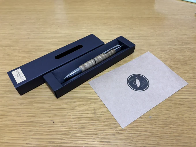 100時間レビューです！
書いた瞬間に思ったのは、かなりの重量感で、めちゃくちゃ書き心地がよかったです！
そして、何と言っても筆記振動がないことやクリップ、キャップすべてにおいての完成度がめちゃくちゃ高い！キャップは振動が全くなく、最高でした、、、
杢も素晴らしく、縮杢の変化も最高です！さらに他の樹種のものも買ってみたくなりました！

ちょっと惜しいと思ったところはクリップが手に若干当たってしまうところと、仕方がないのですが、長時間筆記してしまうと疲れてしまうところです！それ以外のところはまじで最高でした！一軍入りですかね、、、
あとは自分の使い方が悪いのか、口金が外れてしまいそうな時が何度かありました！申し訳ありません
この度は本当にありがとうございました！サイコーです！