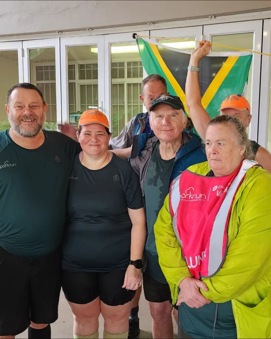 A group of parkrunners smiling for a group photo. 