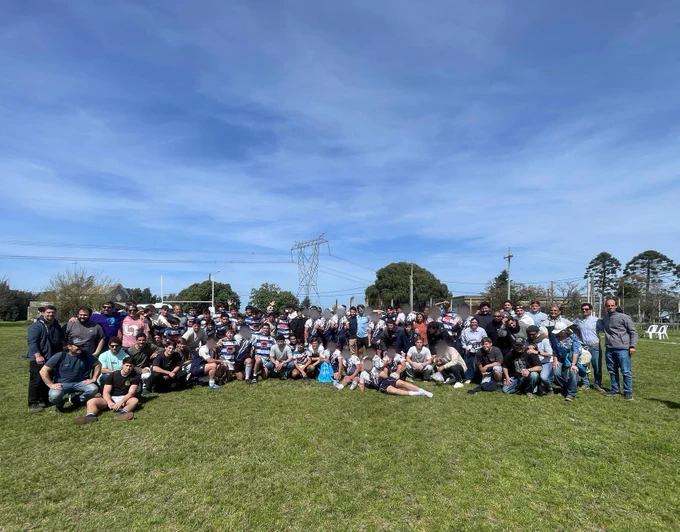 Equipo halcones junto al equipo de Carrasco Polo club y familias de ambos equipos en el campo de juego, al final del encuentro.
