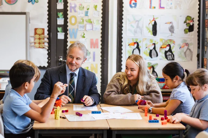 Professor Quintin Cutts, director of the Turner Kirk Trust Centre for Spatial Reasoning, joins a STEM SPACE lesson at Kelvindale Primary School