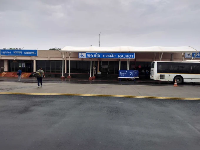 Purana airport. Main bhi purani hun. 