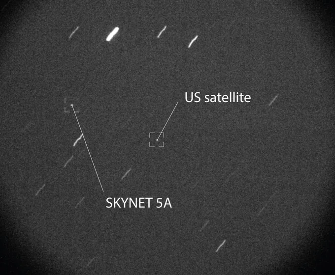 Black and white image showing two white dots, representing the US satellite and SKYNET 5A.