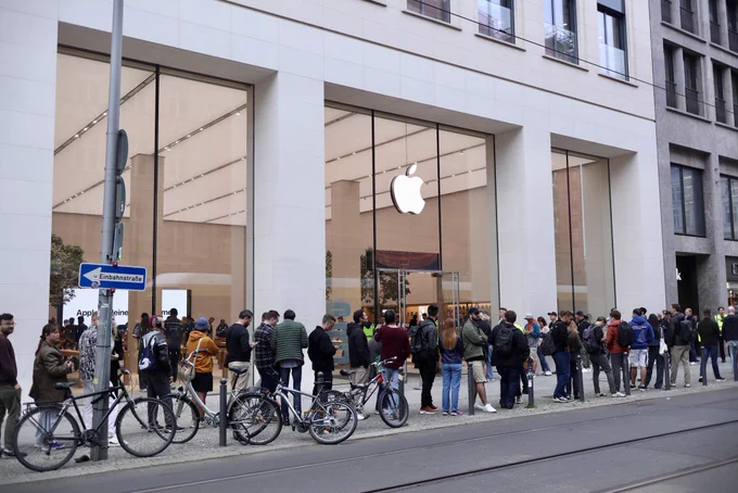 People lining up in front of Apple Rosenthaler Straße in Berlin