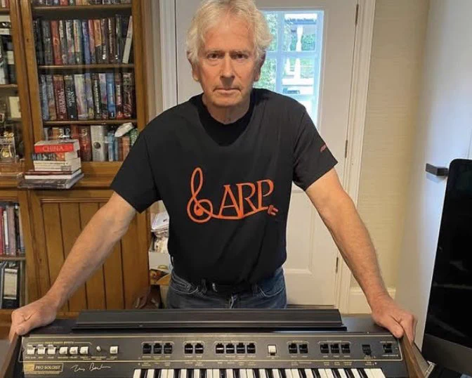 Tony Banks of Genesis with an ARP Pro Soloist synthesizer. TODAY! Tune in to the Alan R Pearlman Foundation’s live premiere at 1:45 ET for news on an exciting opportunity to win a piece of electronic music history. It promises to be a Show worthy of a Cinema, and you can Bank on that!

youtu.be/LTeOH_4qfxU

#genesis #tonybanks #arp #synthesizer #synth #progrock