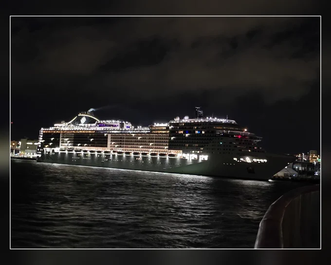 Kreuzfahrtschiff MSC Preziosa im Hafen von Reykjavik. Das Foto ist bei Nacht aufgenommen worden.