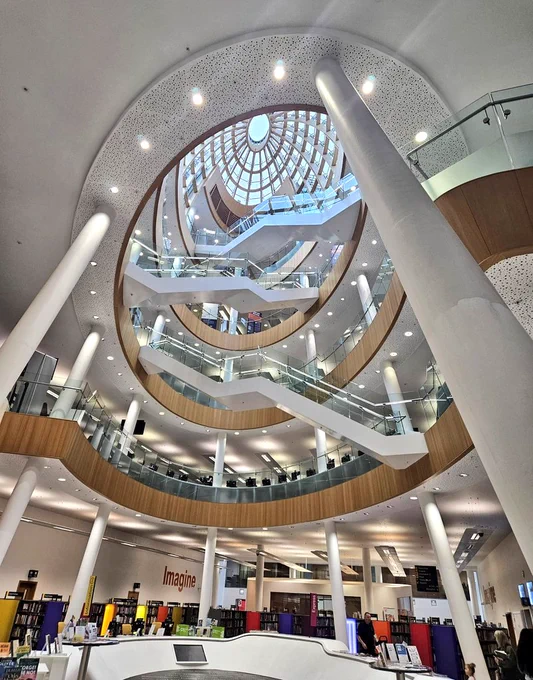 Interior de la biblioteca 
