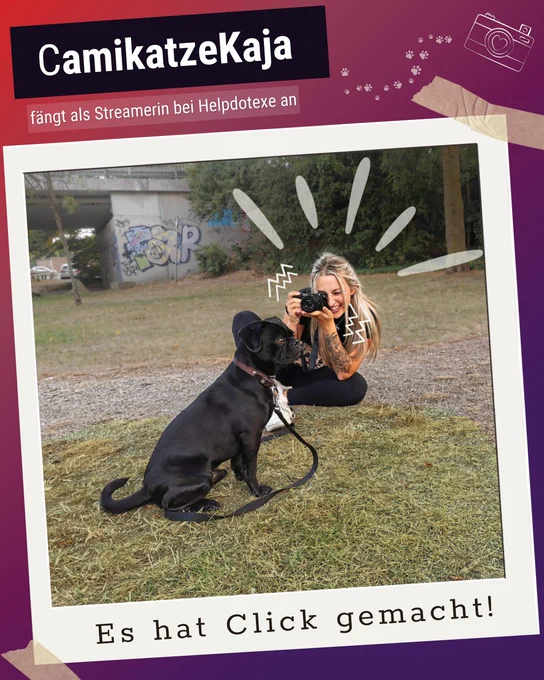 Kaja sitzt im Grünen mit ihrem Hund und fotografiert ihn. Das Bild ist aufgemacht, als wäre sie selber in einem Foto mit dem Titel "Es hat Click gemacht!"