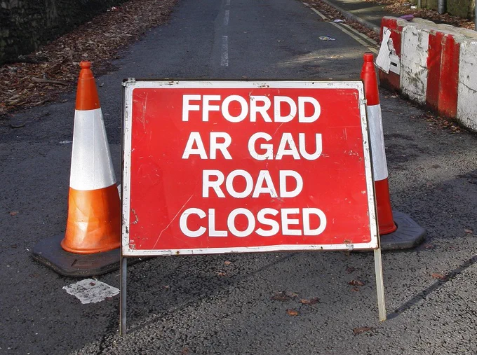Red road sign saying 'road closed'