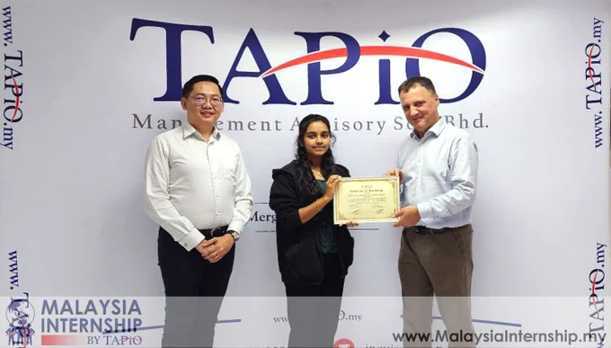 Ms. Damanyanthy Panicker Ravendran receives the TAPiO graduation certificate from Mr. Thomas Bernthaler, Managing Partner of TAPiO Management Advisory, and Mr. Tan Heng Siang, Chief Operating Officer of TAPiO Management Advisory.