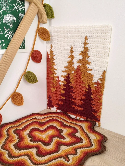 Photo d'un tapisserie forêt dans les tons orangés accrochée dans le coin de mon bureau