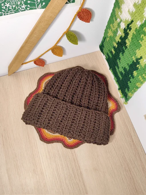 Photo d'un bonnet marron au crochet 