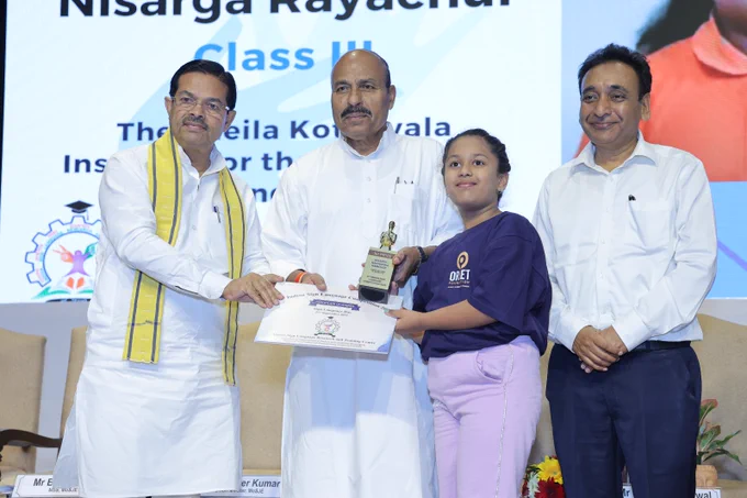 तस्वीर सांकेतिक भाषा दिवस के उपलक्ष्य में डॉ अंबेडकर इंटरनेशनल सेंटर में आयोजित कार्यक्रम की है। तस्वीर में 8वीं भारतीय सांकेतिक भाषा प्रतियोगिता, 2025 की विजेता छात्रा को माननीय केंद्रीय मंत्री व राज्य मंत्री बी.एल. वर्मा व सचिव श्री राजेश अग्रवाल द्वारा पुरस्कार प्रदान किया जा रहा है। 