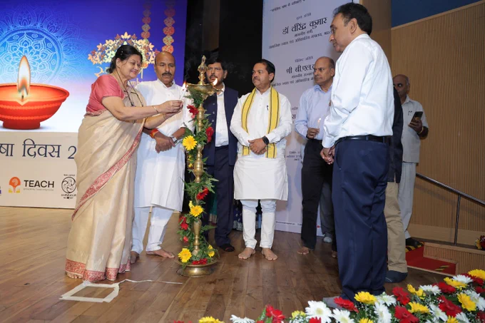 यह तस्वीर सांकेतिक भाषा दिवस के उपलक्ष्य में डॉ अंबेडकर इंटरनेशनल सेंटर में आयोजित कार्यक्रम की है। तस्वीर में माननीय केंद्रीय मंत्री डॉ वीरेंद्र कुमार, राज्य मंत्री श्री बी.एल वर्मा, राज्य मंत्री श्री रामदास अठावले व दिव्यांगजन सशक्तिकरण विभाग के सचिव श्री राजेश अग्रवाल द्वारा दीप प्रज्जवलित किया जा रहा है। 